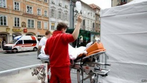 Feriti vengono trasportati in ospedale