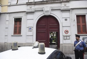l'ingresso del condominio   di via Giovanni Antonio Madeo 33, zona dell'Ortica periferia di Milano