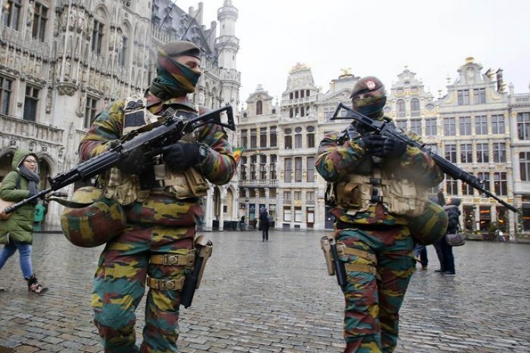 Militari in controlli anti terrorismo a Bruxelles, in Belgio