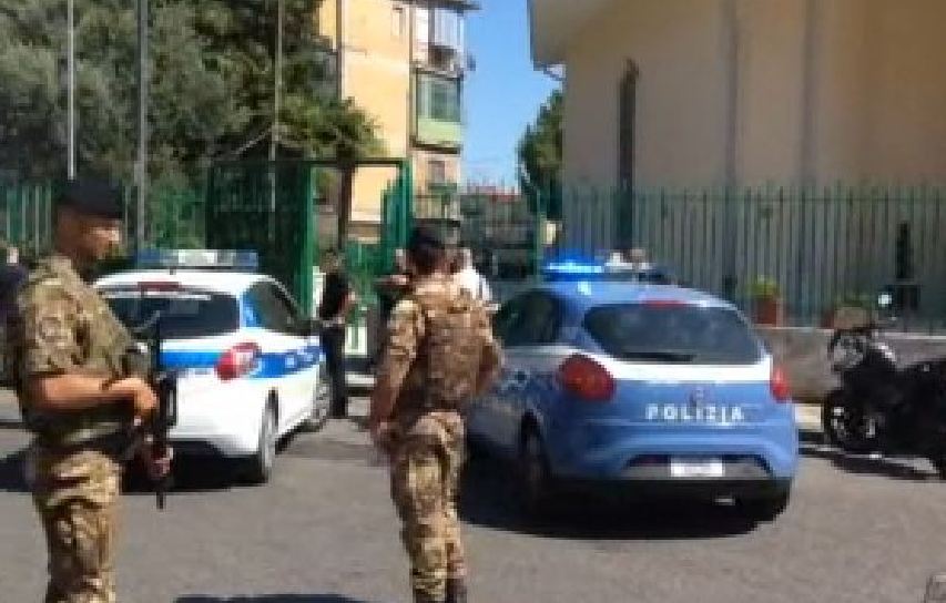 Agguato nel Rione Traiano a Napoli, feriti un giovane e una donna