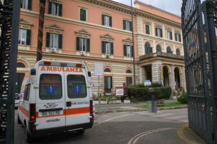 Minaccia col bisturi medici e poliziotti all'Umberto I°. Arrestato