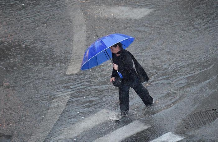 Torna la paura a Genova, piove a dirotto. Crolli e strade allagate