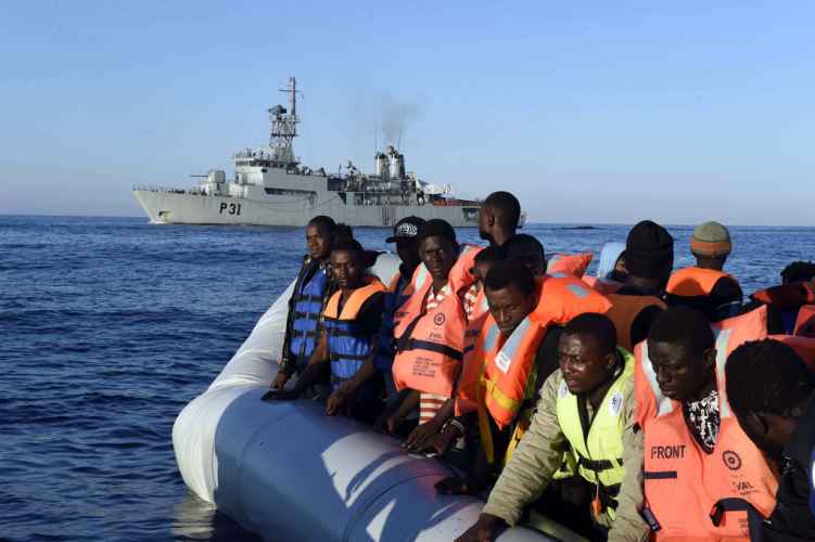 Al porto di Crotone nave con 705 migranti, ci sono 8 morti