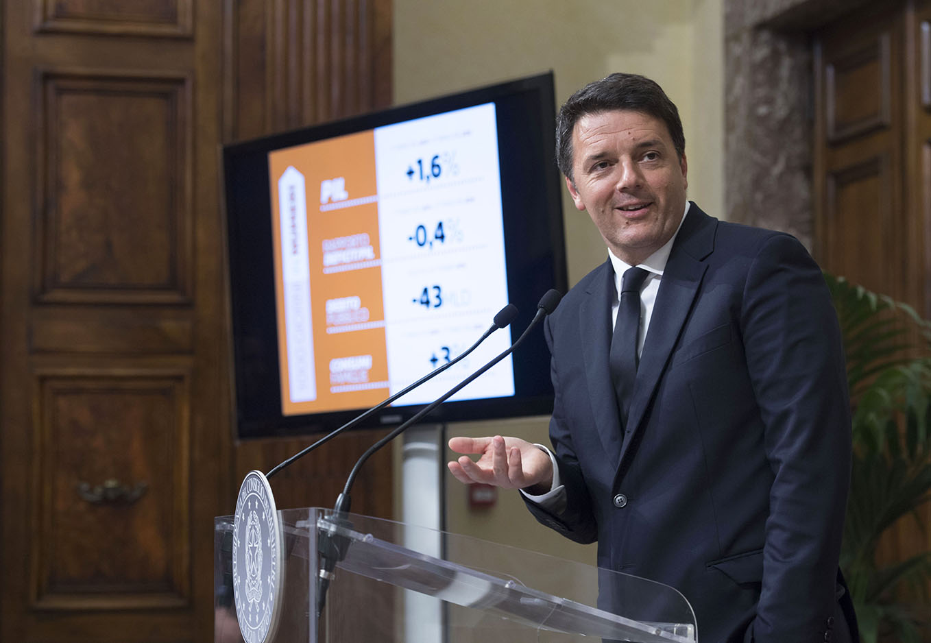 Renzi illustra le slide durante la conferenza stampa sui suoi mille giorni al governo (P. Chigi)