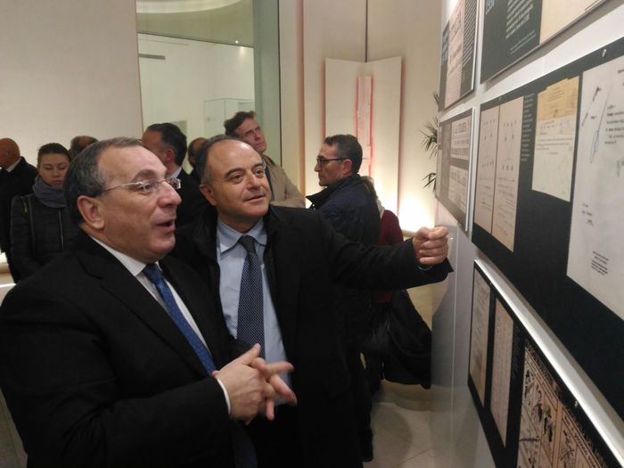 Il procuratore Nicola Gratteri e il prefetto di Reggio Calabria Michele Di Bari alla mostra sulla Shoah a Reggio Calabria