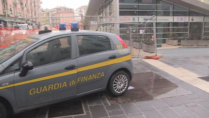 La Guardia di Finanza a Piazza Bilotti a Cosenza