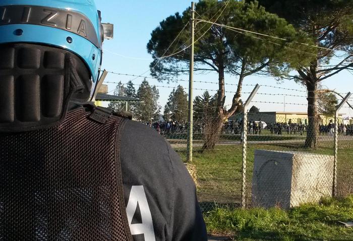 Un momento della protesta nel centro di prima accoglienza di Cona