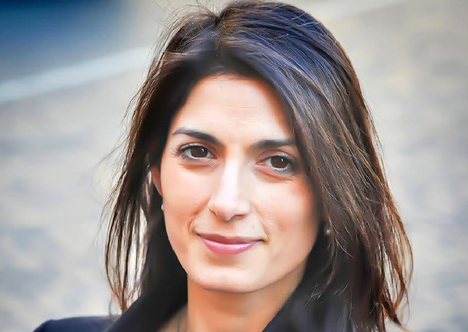 Abuso d'ufficio e falso, indagata Virginia Raggi: "Ho avvisato Beppe"