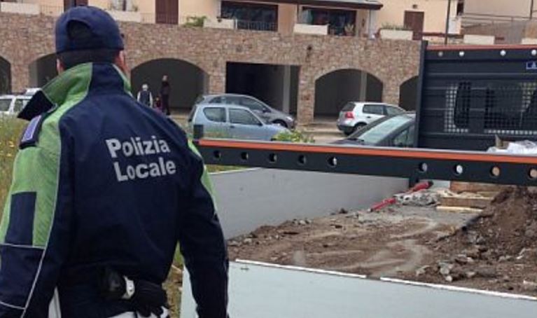 37enne trovato morto in un deposito dei vigili a Cagliari