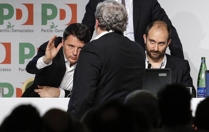 Matteo Renzi stringe la mano a Michele Emiliano 