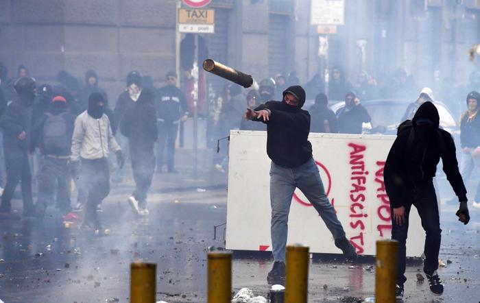 Un teppista lancia oggetti contro la Polizia contro la presenza di Salvini a Napoli