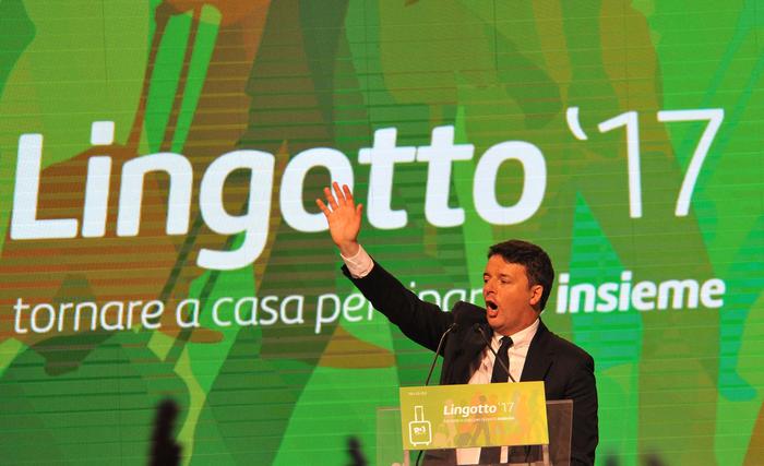 L'ex presidente del Consiglio, Matteo Renzi, durante il suo intervento al Lingotto di Torino 