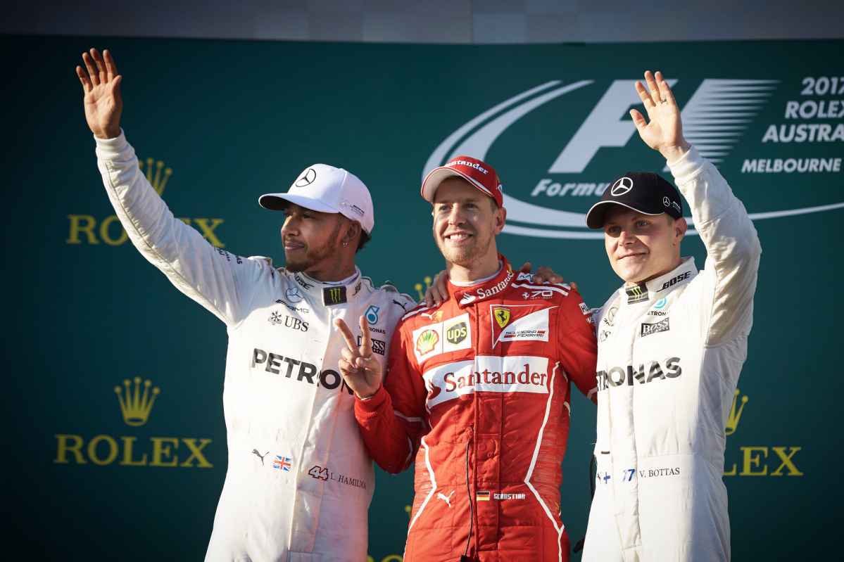 Sebastian Vettel sul podio insieme ad Hamilton e Bottas, entrambi Mercedes