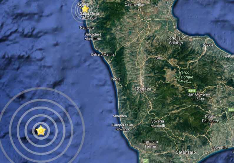 Nel cerchio più grande lo sciame sismico a largo di Amantea. In alto il terremoto a  Scalea