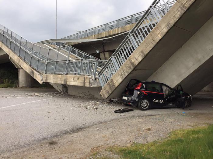 L'auto dei Carabinieri dopo crollo della rampa a Fossano