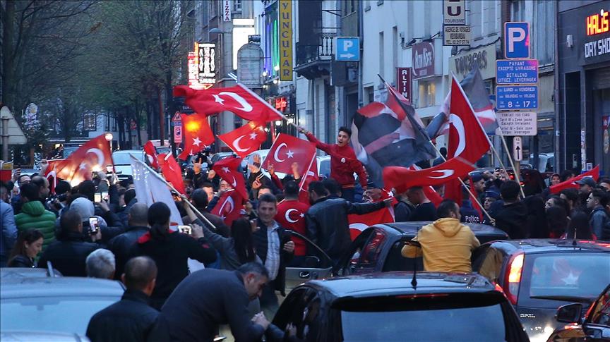 I sostenitori del Si festeggiano in Turchia per la vittoria di Erdogan