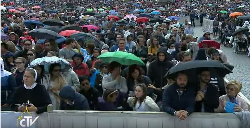 Pellegrini in piazza San Pietro 