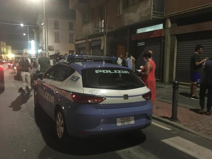 Polizia all'esterno del palazzo a Parma dov'è avvenuto il duplice omicidio