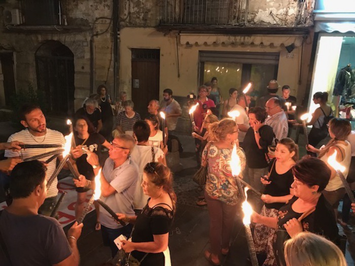 La fiaccolata in ricordo delle tre vittime dell'incendio sviluppatosi in un appartamento nel centro storico di Cosenza 