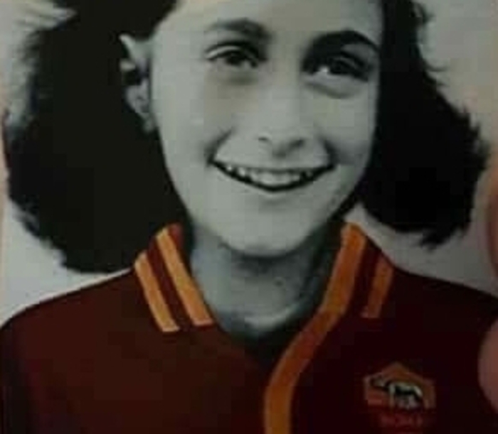 Adesivi con l'immagine di Anna Frank con la maglia della Roma apparsi in Curva sud 