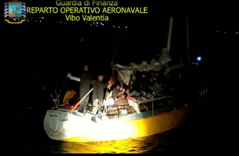 Veliero con 56 immigrati intercettato a Crotone, arrestati 3 scafisti 