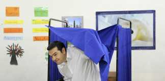 Voto in Grecia, il premier Alexis Tsipras esce dalla cabina elettorale