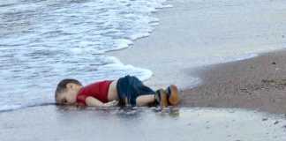 Il bimbo siriano morto in mare in Turchia (photo Nilüfer Demir)