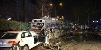 Auto e bus distrutti dopo l'attacco kamikaze ad Ankara, Turchia