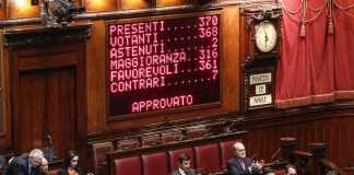 La Camera approva le riforme costituzionali. Renzi: "Storico"
