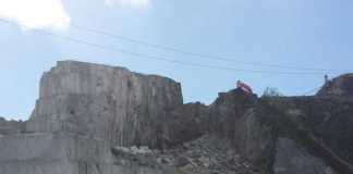 Dramma cava di Carrara. Apprensione per i due operai