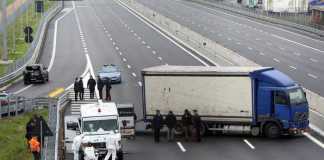 Banditi assaltano furgone portavalori sull'A14. Via col bottino