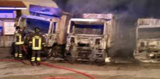 Incendiati a Rosarno nove mezzi per i rifiuti. Si indaga