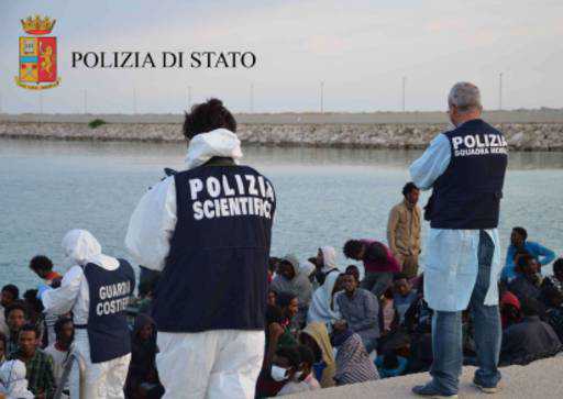 Sbarco migranti a Crotone, fermati scafisti russi