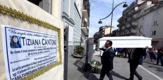 Addio a Tiziana, funerali a Casalnuovo. 4 indagati per il suicidio