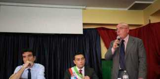Il ministro Maurizio Martina e il presidente della Regione Calabria Mario Oliverio durante il suo intervento