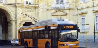 Napoli, autista di filobus accoltellato mentre guida. Un arresto
