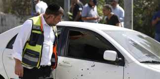 Polizia israeliana davanti l'auto del killer neutralizzato a Gerusalemme