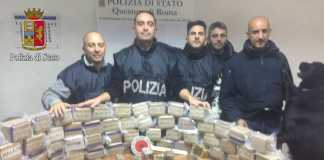 I Poliziotti del Commissariato Casilino con la droga sequestrata a Roma