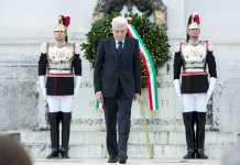 Il presidente della Repubblica Sergio Mattarella ha deposto una corona d'alloro ai Caduti