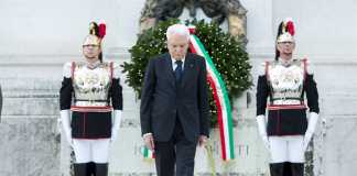 Il presidente della Repubblica Sergio Mattarella ha deposto una corona d'alloro ai Caduti
