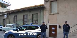Agenti di Polizia di Gioia Tauro davanti la "casa" della giovane a Rosarno