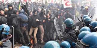 Un momento degli scontri alla manifestazione a Firenze