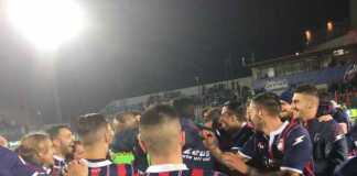 Calciatori del Crotone esultano dopo la vittoria contro il Pescara