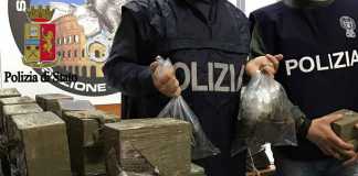 Gli agenti della Squadra mobile romana con la droga rinvenuta in zona Spinaceto