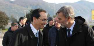 Il ministro dei Trasporti Graziano Delrio (D) e il presidente dell'Anas Gianni Vittorio Armani in occasione del viaggio inaugurale sulla Salerno-Reggio Calabria, 22 dicembre 2016.