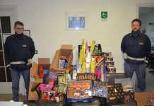 Gli agenti della Polizia di Crotone con parte dei botti illegali sequestrati