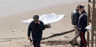 cadavere sulla spiaggia