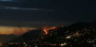 Incendio minaccia le alture di Genova, disagi e sfollati. Chiusa l'A12
