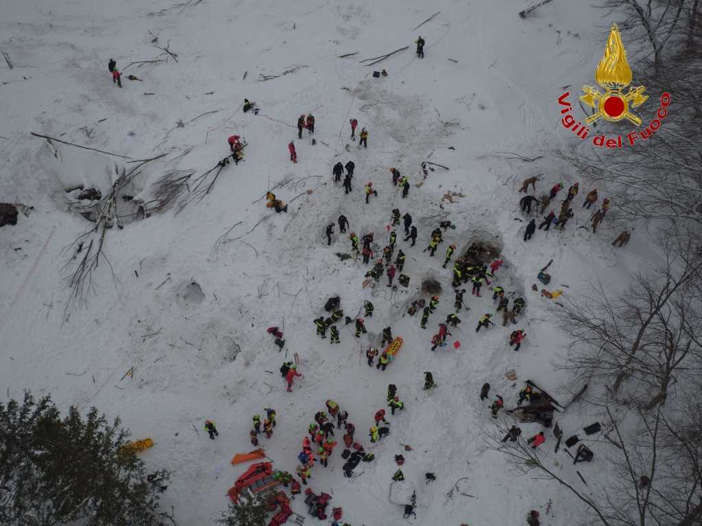 Soccorsi Hotel Rigopiano visti dal Drone