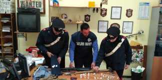 I carabinieri di Petilia con gli oggetti e la droga sequestrata